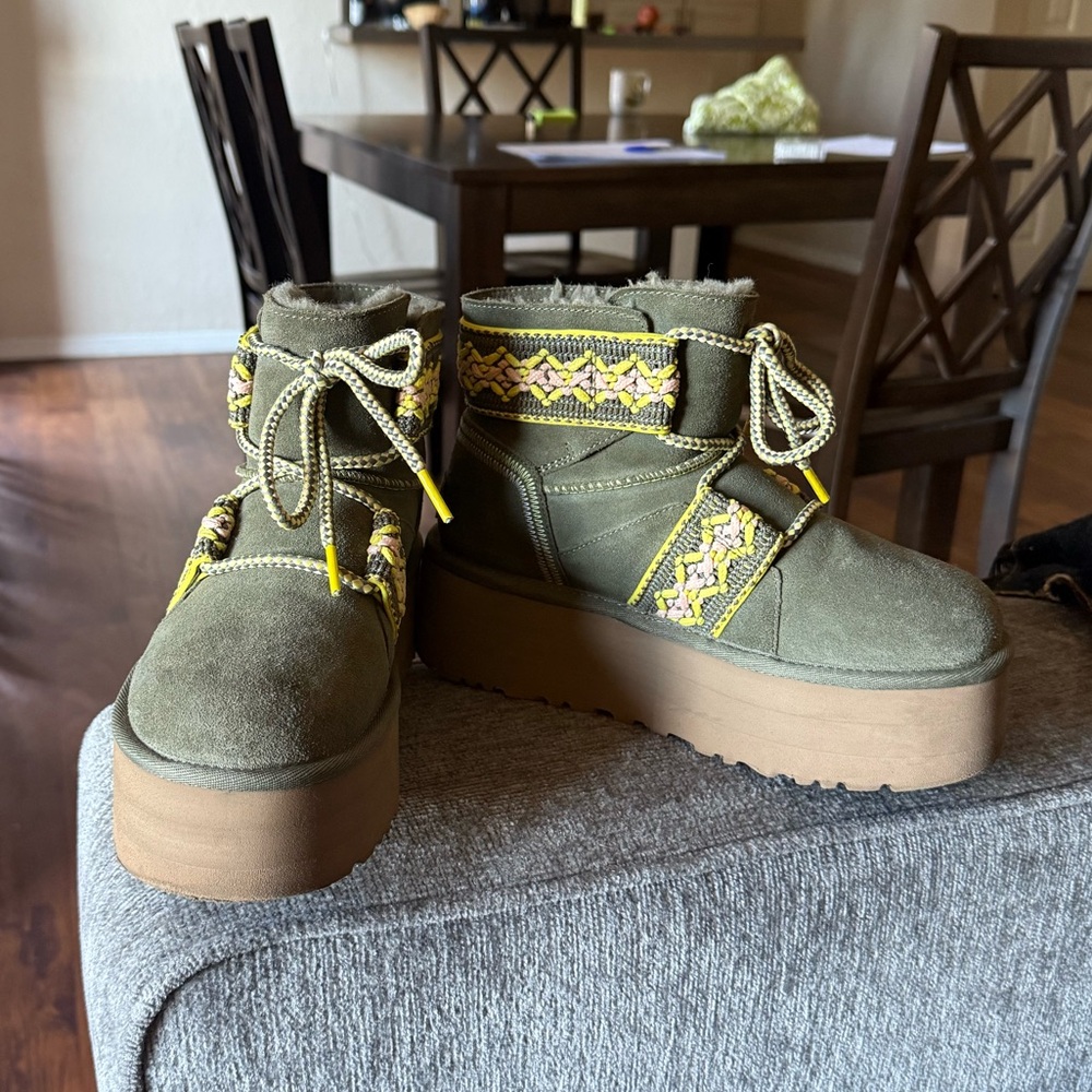 Platform mini braid UGGs